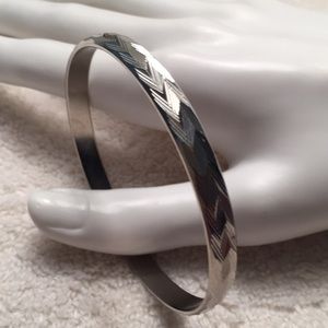 Vintage 1980s Silver Tone Anti-Tarnish Bangle (EUC)